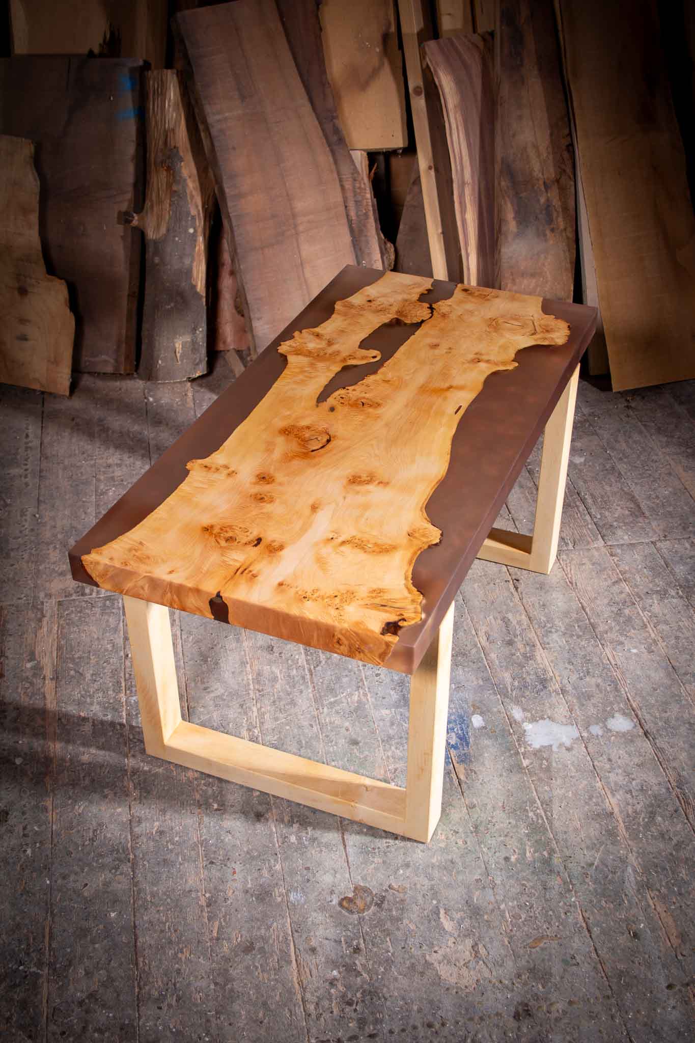 Der Couchtisch „Anika“ aus Ahornholz von GussHolz zeigt das lebendige Holz und die markante Astgabel.
