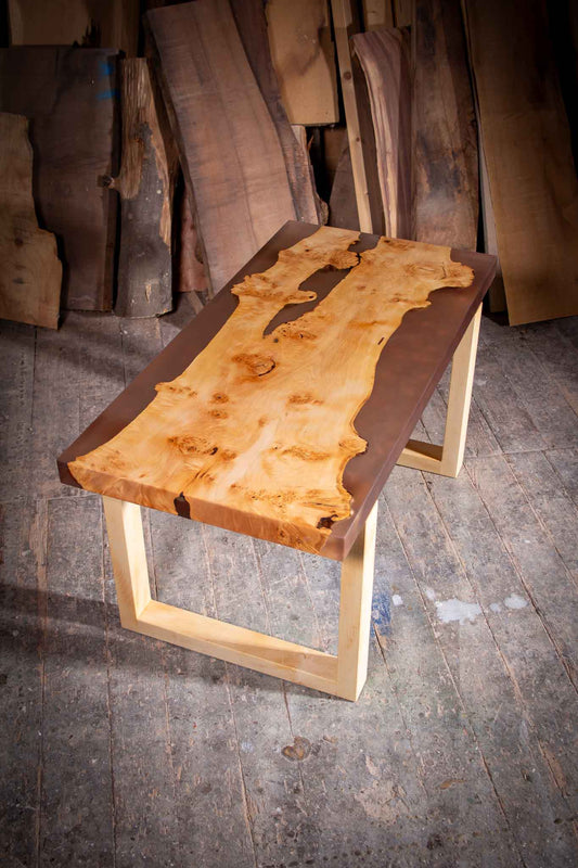 Der Couchtisch „Anika“ aus Ahornholz von GussHolz zeigt das lebendige Holz und die markante Astgabel.