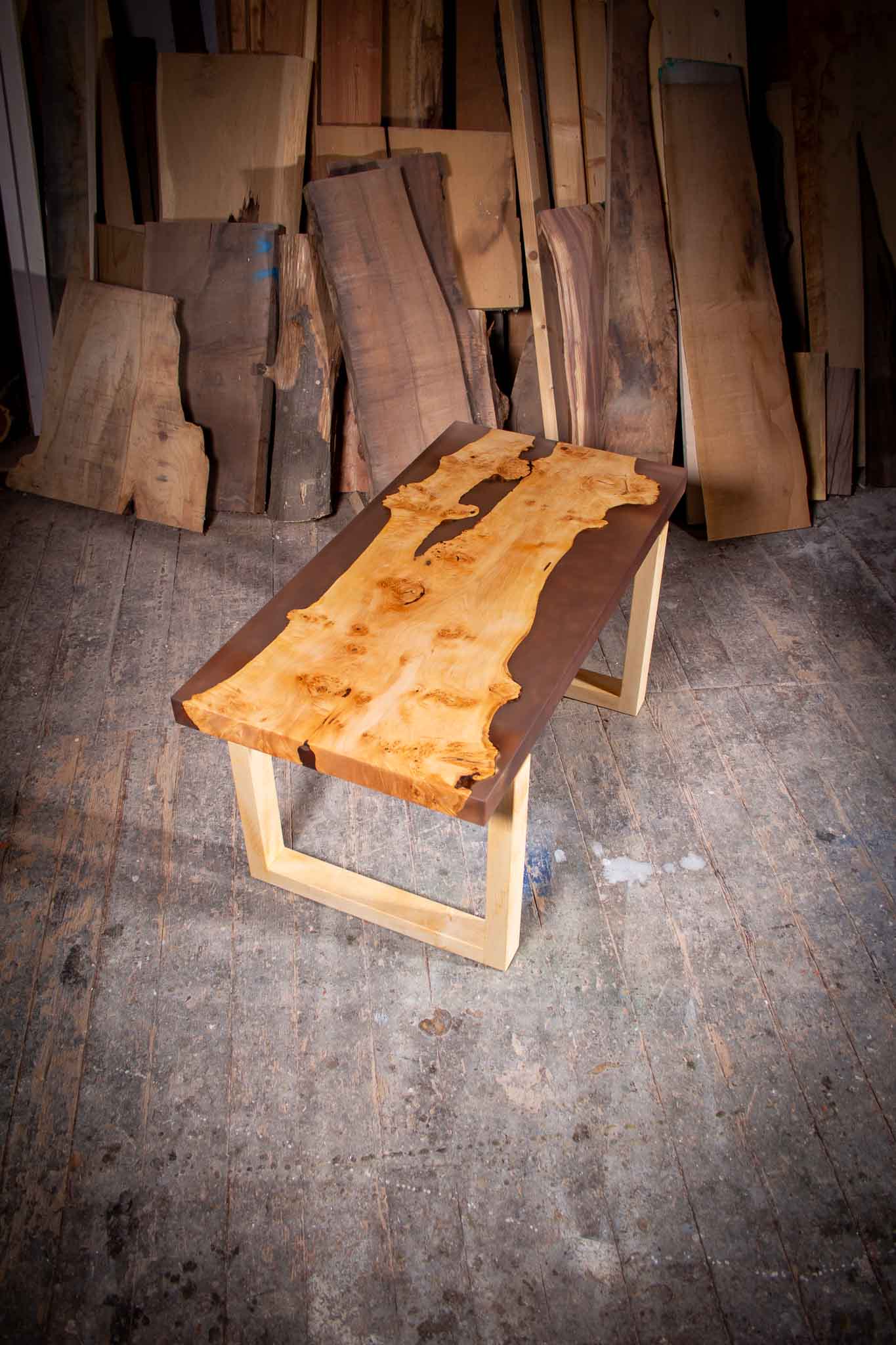 Vollansicht des Couchtischs „Anika“ aus Ahornholz, perfekt für moderne Wohnräume.