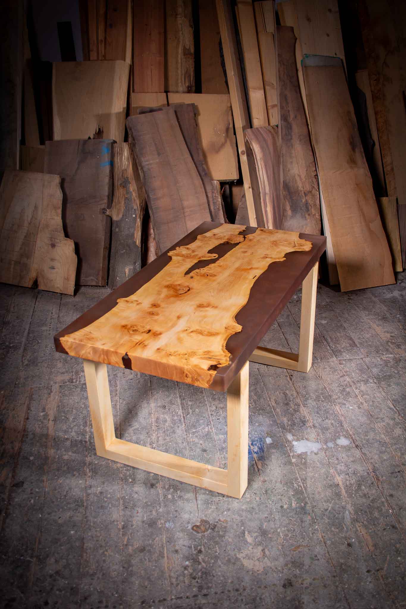Detailansicht der Tischkante des Couchtischs „Anika“ aus Ahornholz und Epoxidharz.