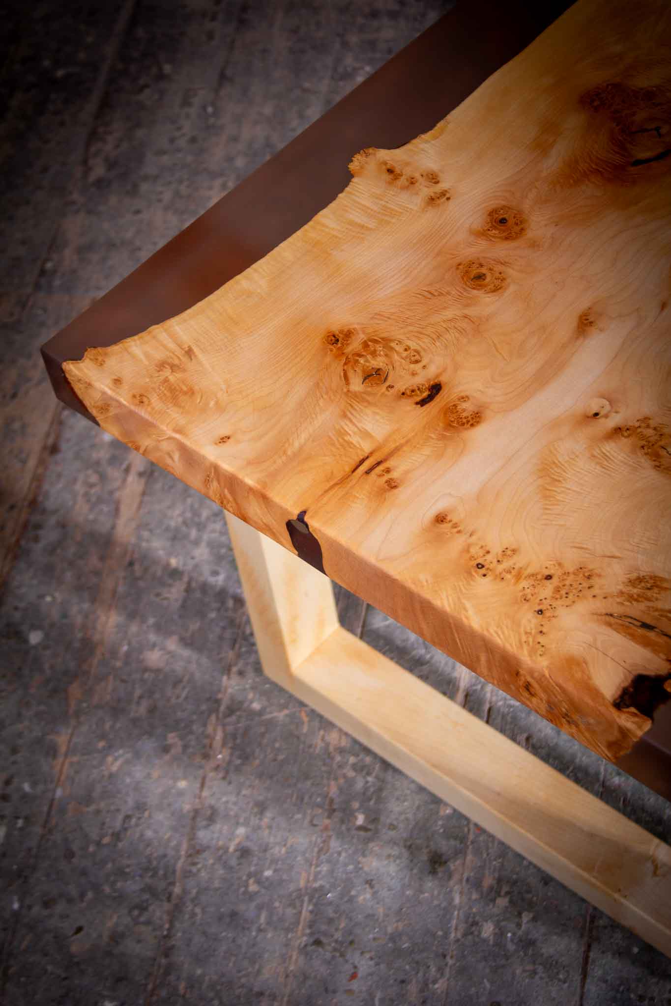 Schlichte Eleganz des Couchtischs „Anika“ aus Ahornholz, das im Licht schimmert.