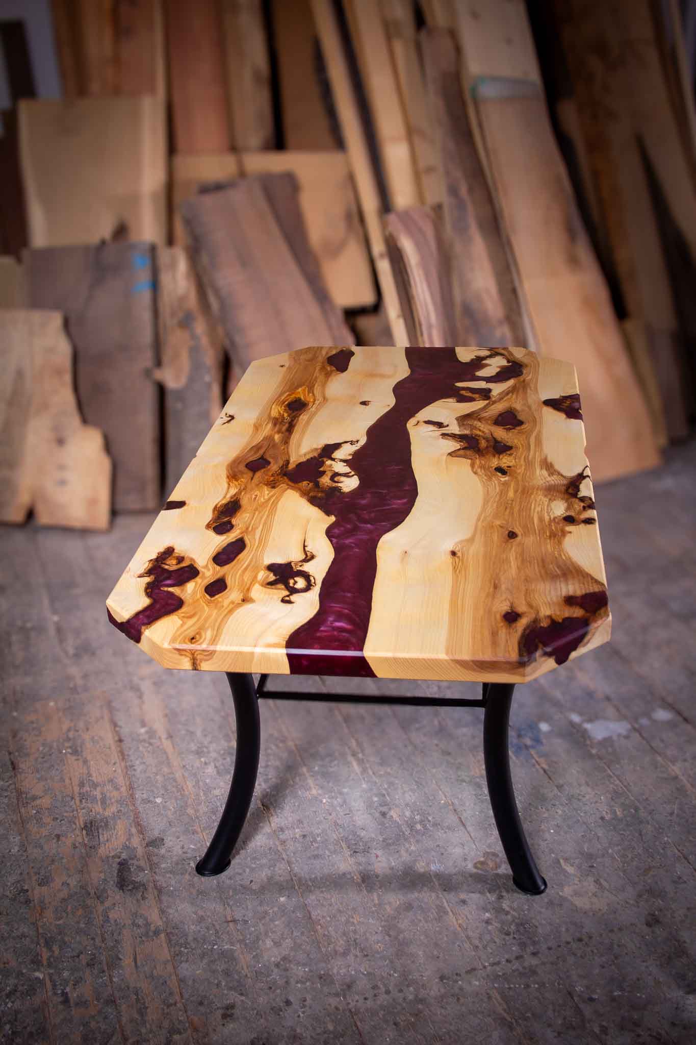 Ein Couchtisch aus wilder Kernesche mit violett mit Epoxidharz