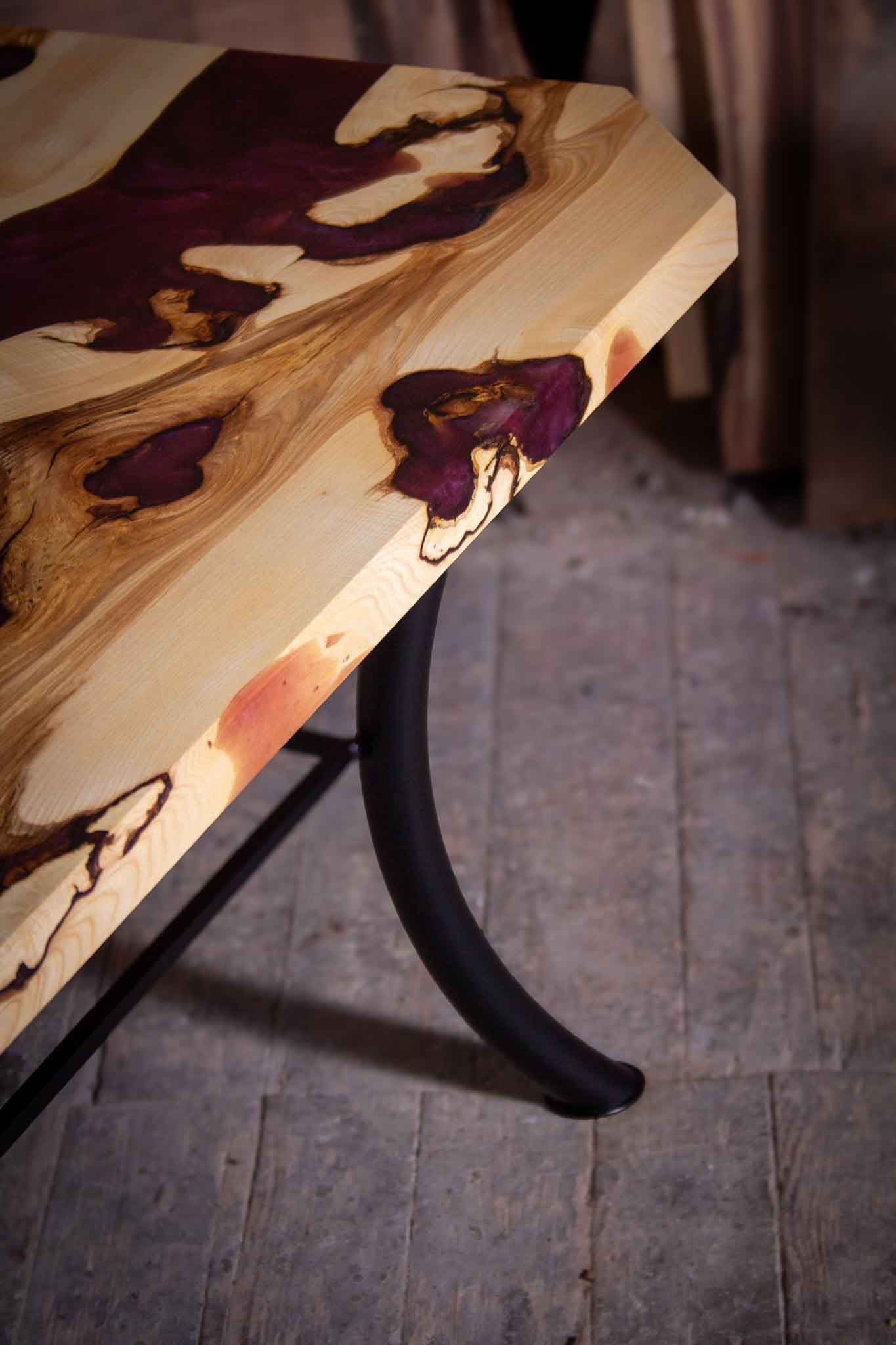 Geschwungene Beine an einem wilden Couchtisch aus Esche und violetten Epoxidharz