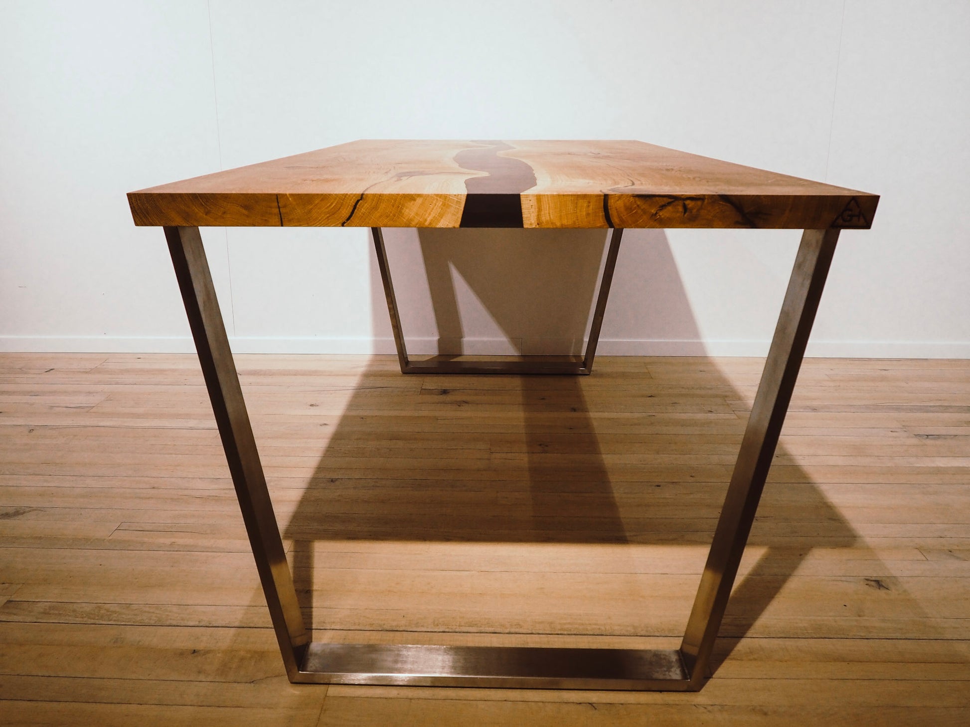 GussHolz - Ihr individueller Esstisch / Couchtisch / Beistelltisch / Tisch aus MünchenEsstisch #Epoxidharztisch# #Rivertable# #Tisch# #München#