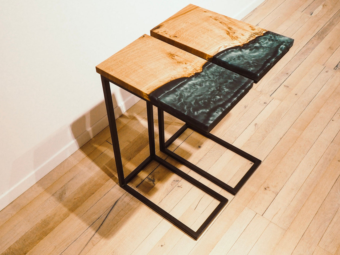 GussHolz - Ihr individueller Esstisch / Couchtisch / Beistelltisch / Tisch aus MünchenBeistelltisch #Epoxidharztisch# #Rivertable# #Tisch# #München#