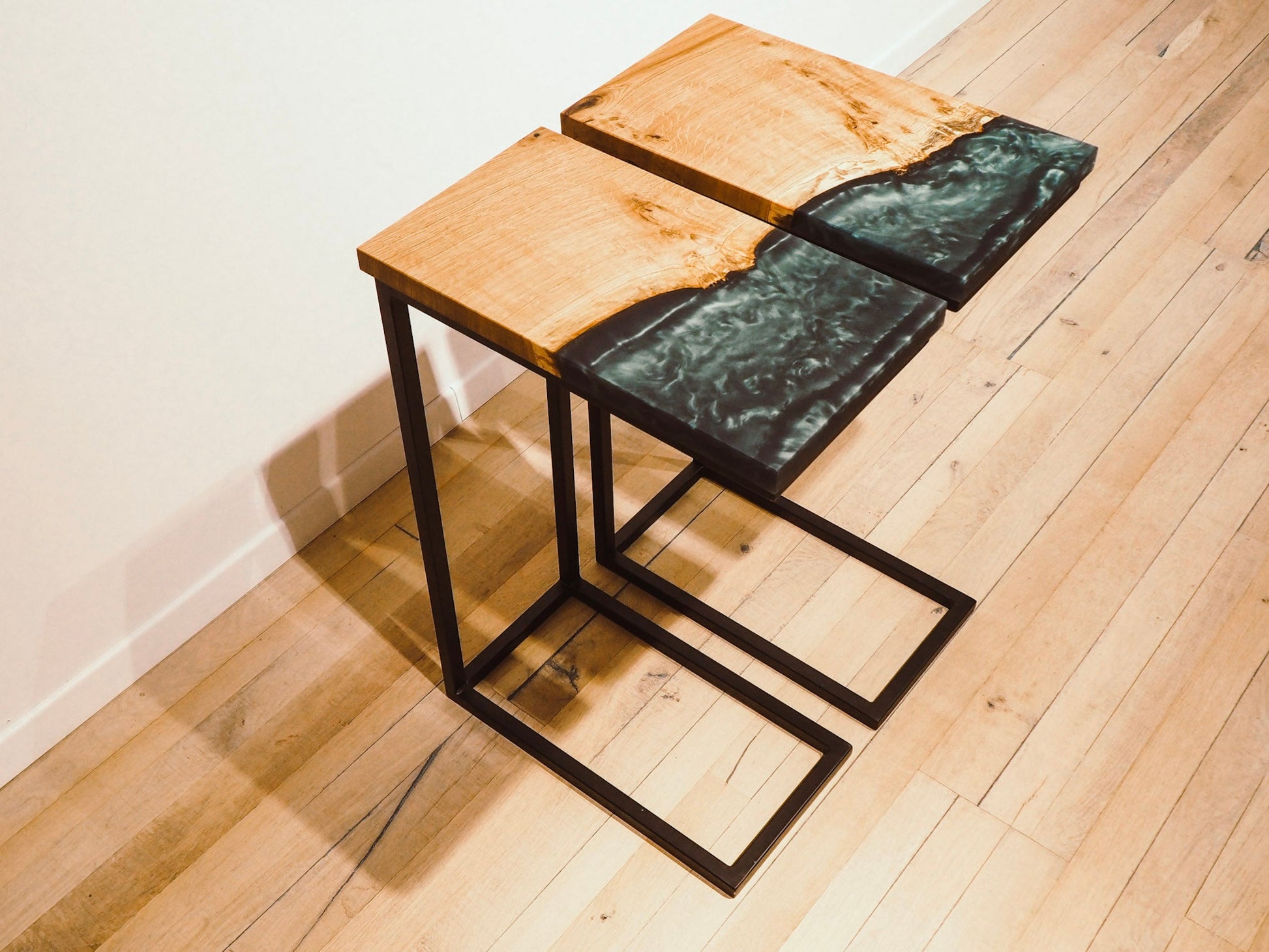 GussHolz - Ihr individueller Esstisch / Couchtisch / Beistelltisch / Tisch aus MünchenBeistelltisch #Epoxidharztisch# #Rivertable# #Tisch# #München#