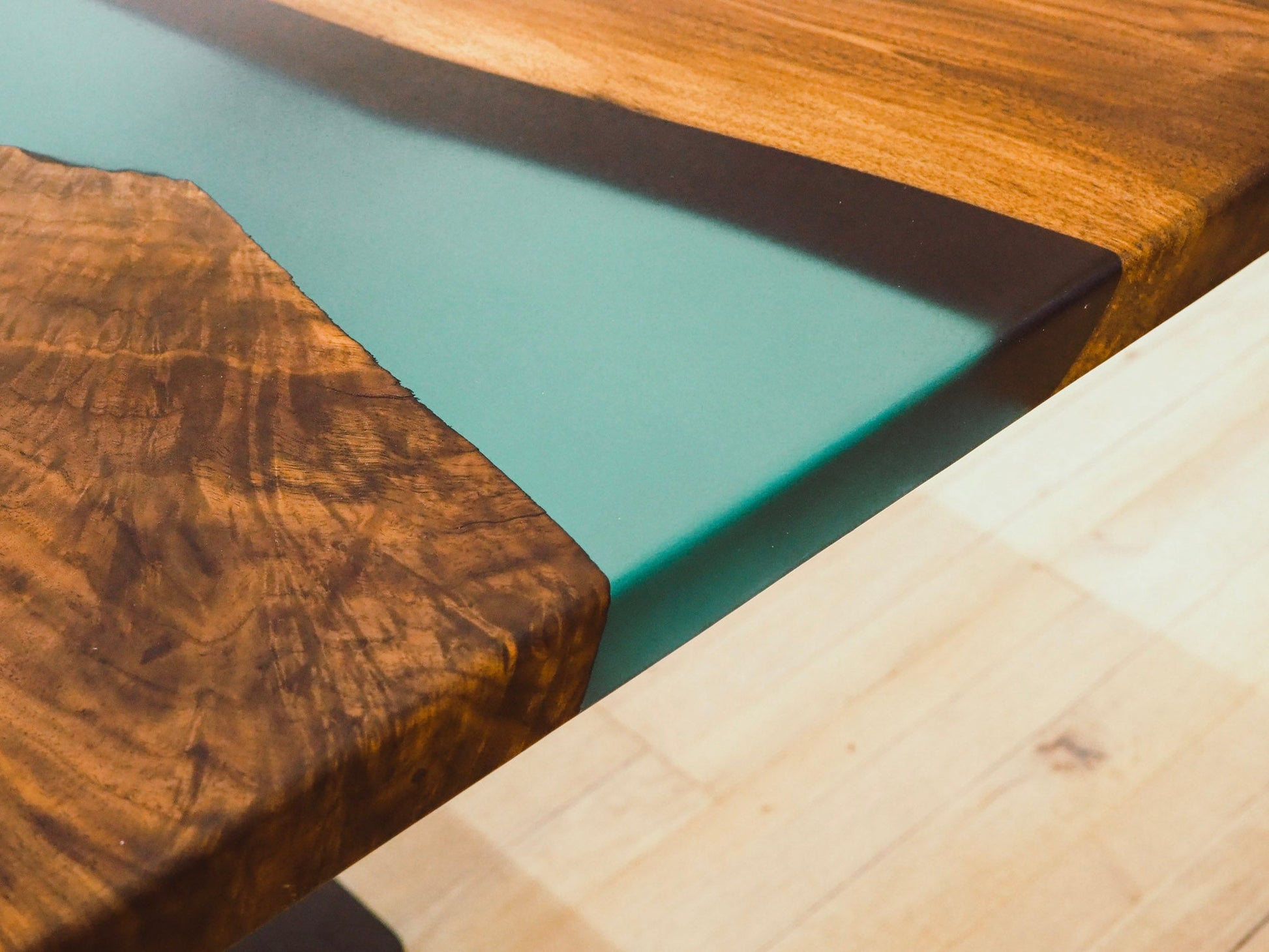 GussHolz - Ihr individueller Esstisch / Couchtisch / Beistelltisch / Tisch aus MünchenEsstisch #Epoxidharztisch# #Rivertable# #Tisch# #München#