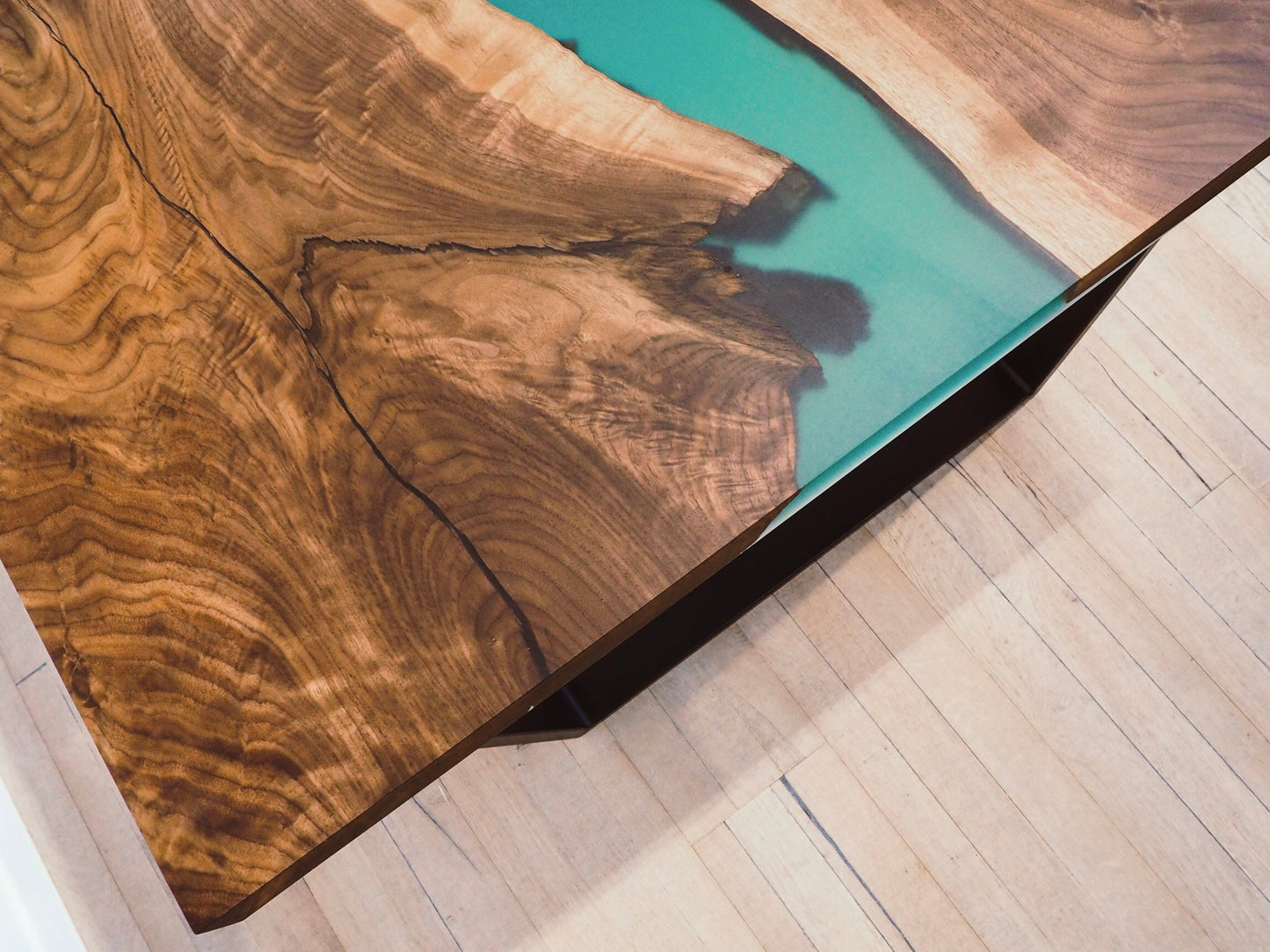 GussHolz - Ihr individueller Esstisch / Couchtisch / Beistelltisch / Tisch aus MünchenEsstisch #Epoxidharztisch# #Rivertable# #Tisch# #München#
