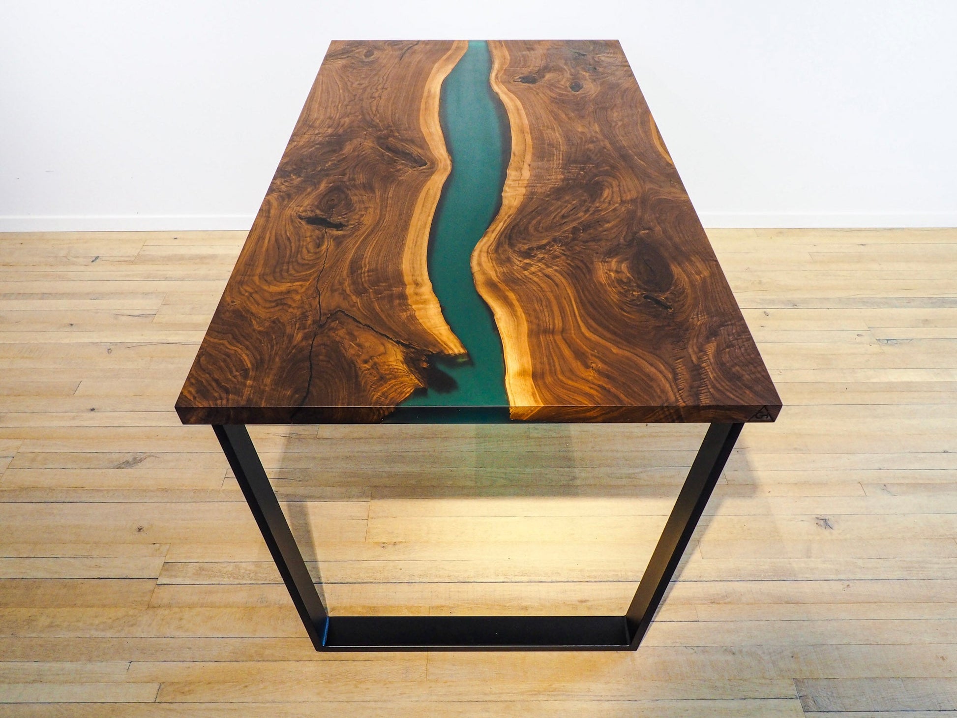 GussHolz - Ihr individueller Esstisch / Couchtisch / Beistelltisch / Tisch aus MünchenEsstisch #Epoxidharztisch# #Rivertable# #Tisch# #München#