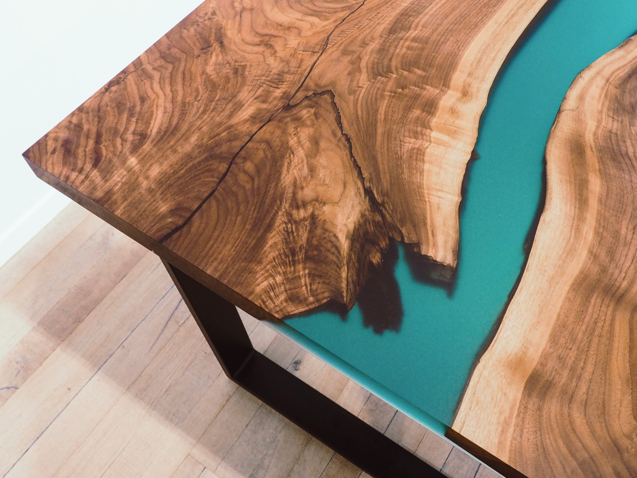 GussHolz - Ihr individueller Esstisch / Couchtisch / Beistelltisch / Tisch aus MünchenEsstisch #Epoxidharztisch# #Rivertable# #Tisch# #München#