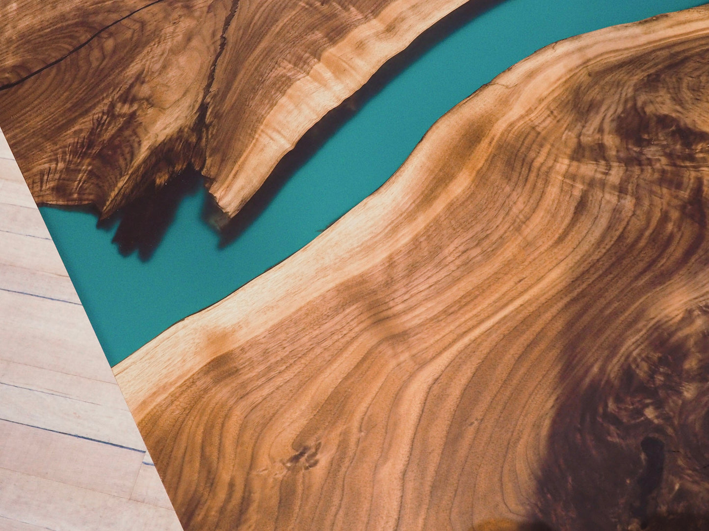 GussHolz - Ihr individueller Esstisch / Couchtisch / Beistelltisch / Tisch aus MünchenEsstisch #Epoxidharztisch# #Rivertable# #Tisch# #München#