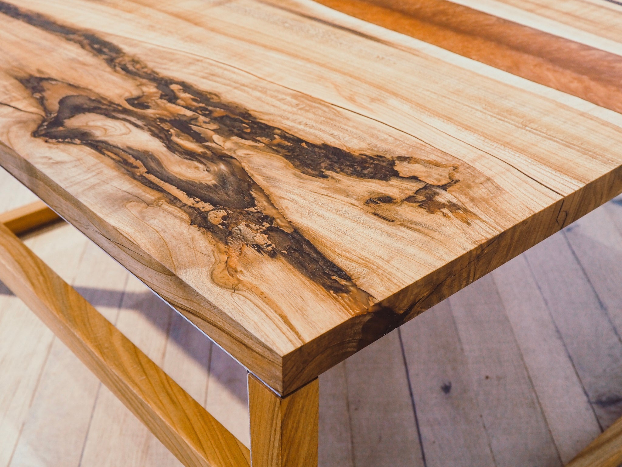 GussHolz - Ihr individueller Esstisch / Couchtisch / Beistelltisch / Tisch aus MünchenCouchtisch #Epoxidharztisch# #Rivertable# #Tisch# #München#