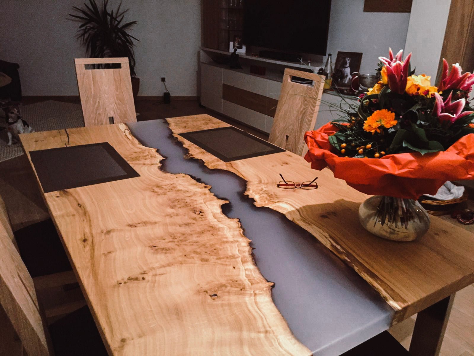 GussHolz - Ihr individueller Esstisch / Couchtisch / Beistelltisch / Tisch aus MünchenEsstisch #Epoxidharztisch# #Rivertable# #Tisch# #München#