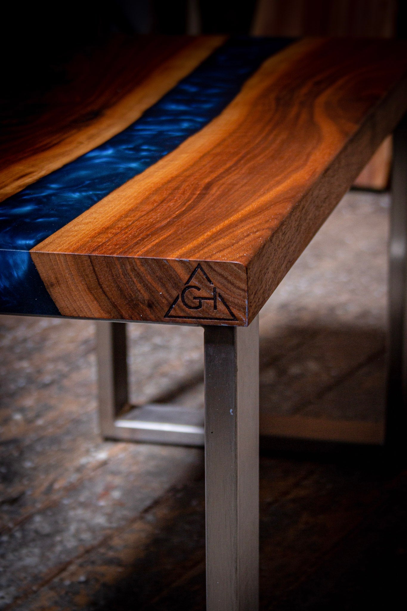 GussHolz - Ihr individueller Esstisch / Couchtisch / Beistelltisch / Tisch aus MünchenBank #Epoxidharztisch# #Rivertable# #Tisch# #München#