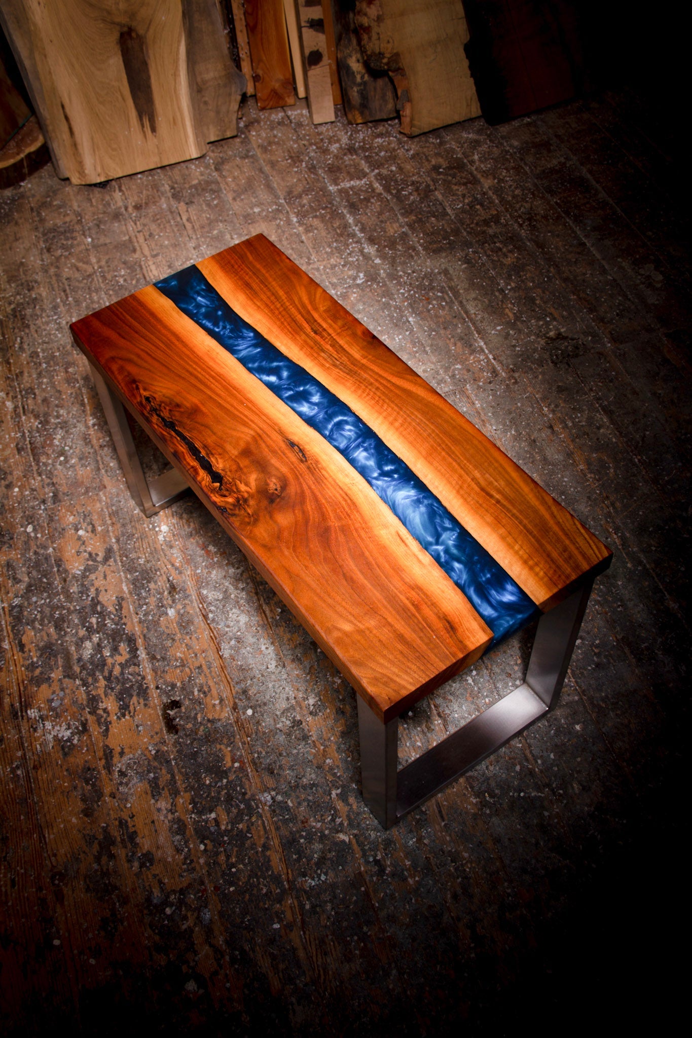 GussHolz - Ihr individueller Esstisch / Couchtisch / Beistelltisch / Tisch aus MünchenBank #Epoxidharztisch# #Rivertable# #Tisch# #München#
