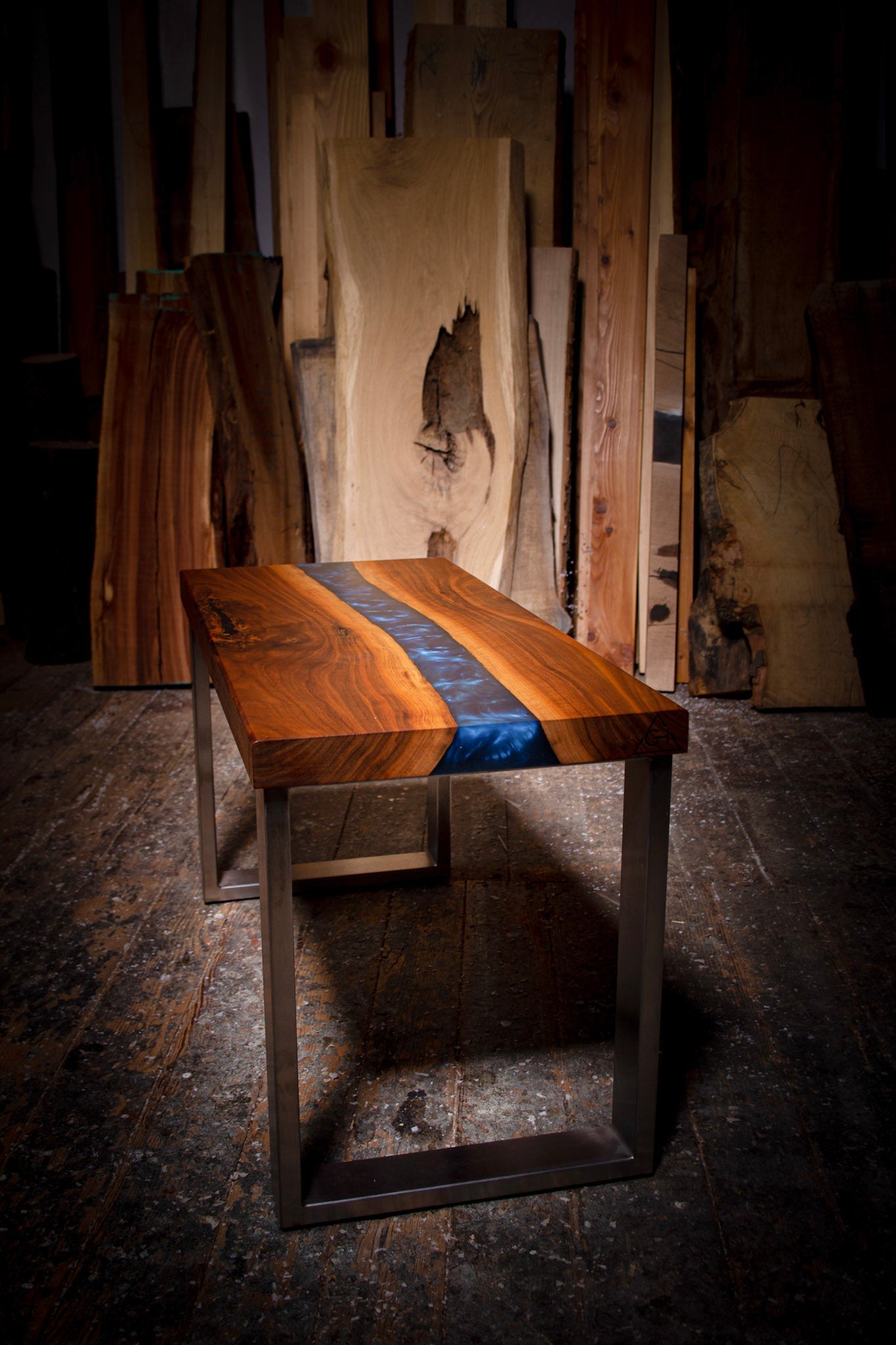 GussHolz - Ihr individueller Esstisch / Couchtisch / Beistelltisch / Tisch aus MünchenBank #Epoxidharztisch# #Rivertable# #Tisch# #München#
