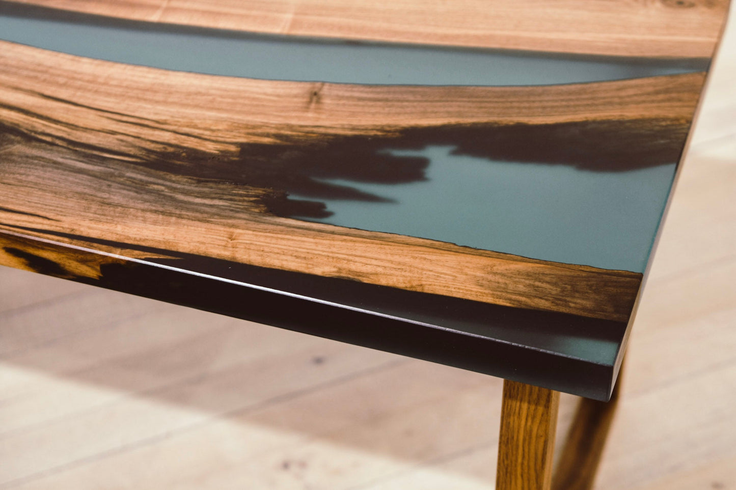 GussHolz - Ihr individueller Esstisch / Couchtisch / Beistelltisch / Tisch aus MünchenCouchtisch #Epoxidharztisch# #Rivertable# #Tisch# #München#