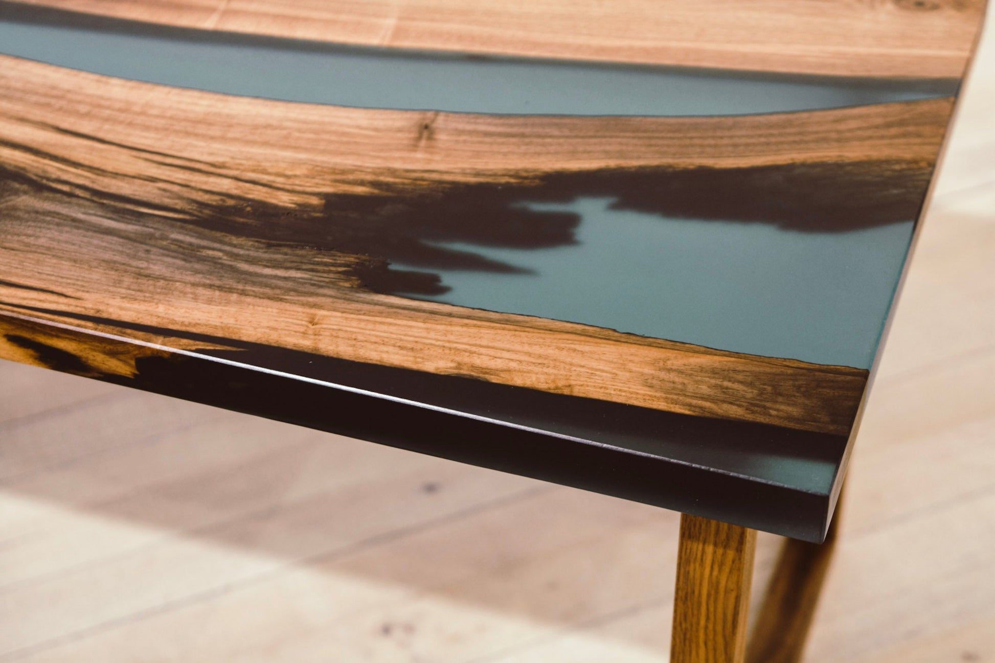 GussHolz - Ihr individueller Esstisch / Couchtisch / Beistelltisch / Tisch aus MünchenCouchtisch #Epoxidharztisch# #Rivertable# #Tisch# #München#