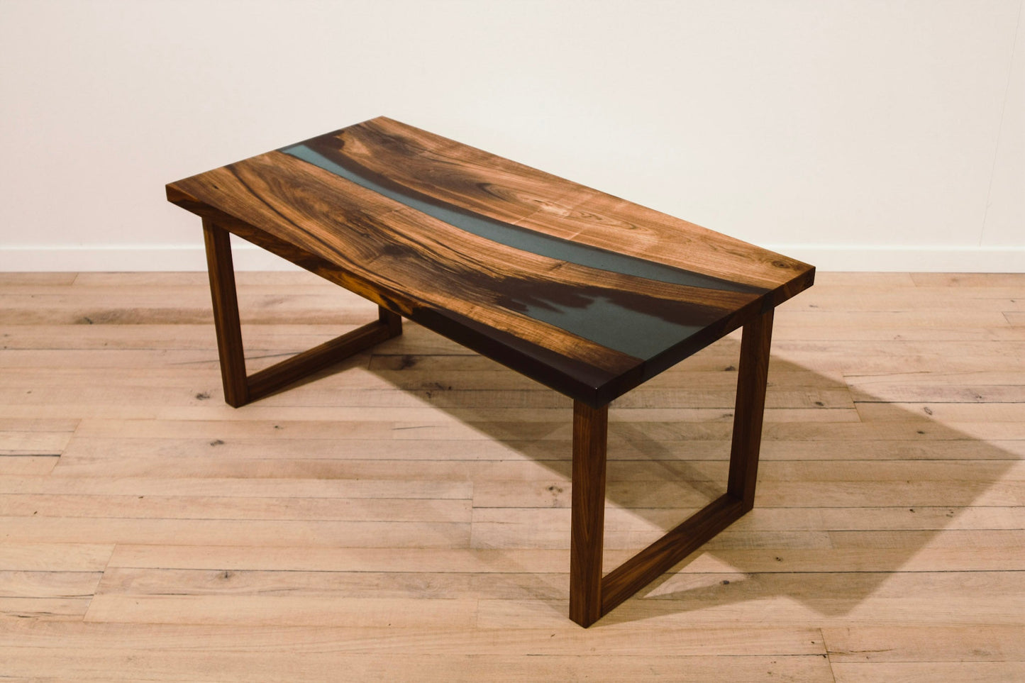 GussHolz - Ihr individueller Esstisch / Couchtisch / Beistelltisch / Tisch aus MünchenCouchtisch #Epoxidharztisch# #Rivertable# #Tisch# #München#