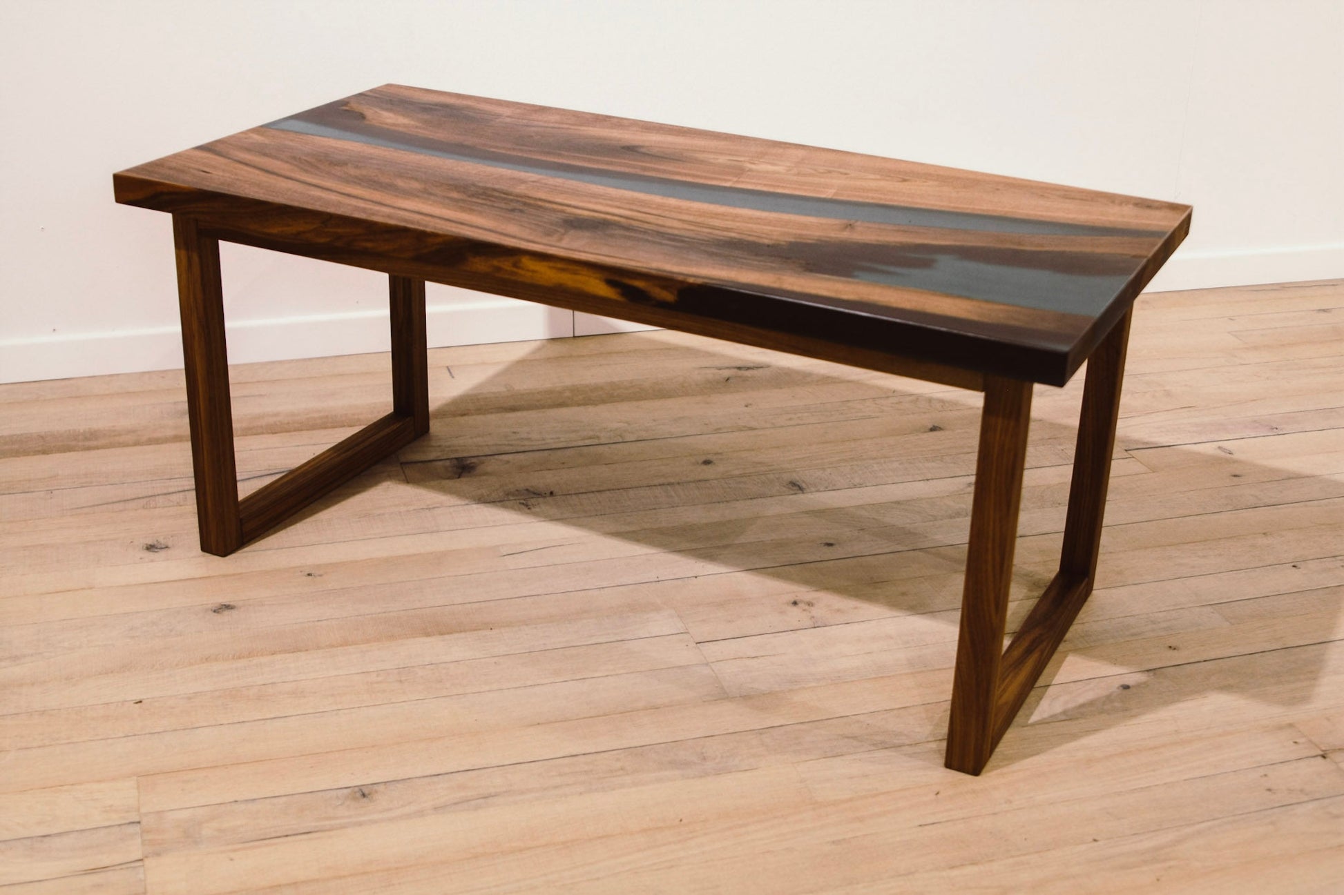 GussHolz - Ihr individueller Esstisch / Couchtisch / Beistelltisch / Tisch aus MünchenCouchtisch #Epoxidharztisch# #Rivertable# #Tisch# #München#