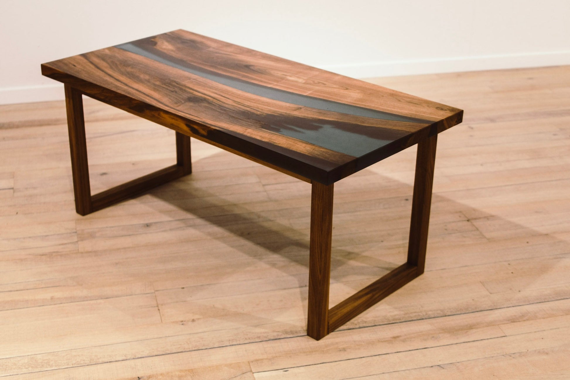 GussHolz - Ihr individueller Esstisch / Couchtisch / Beistelltisch / Tisch aus MünchenCouchtisch #Epoxidharztisch# #Rivertable# #Tisch# #München#