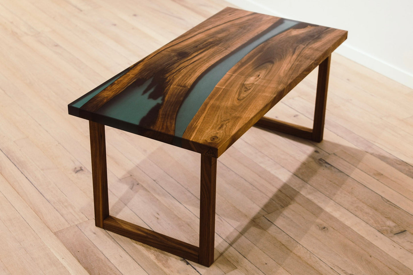 GussHolz - Ihr individueller Esstisch / Couchtisch / Beistelltisch / Tisch aus MünchenCouchtisch #Epoxidharztisch# #Rivertable# #Tisch# #München#