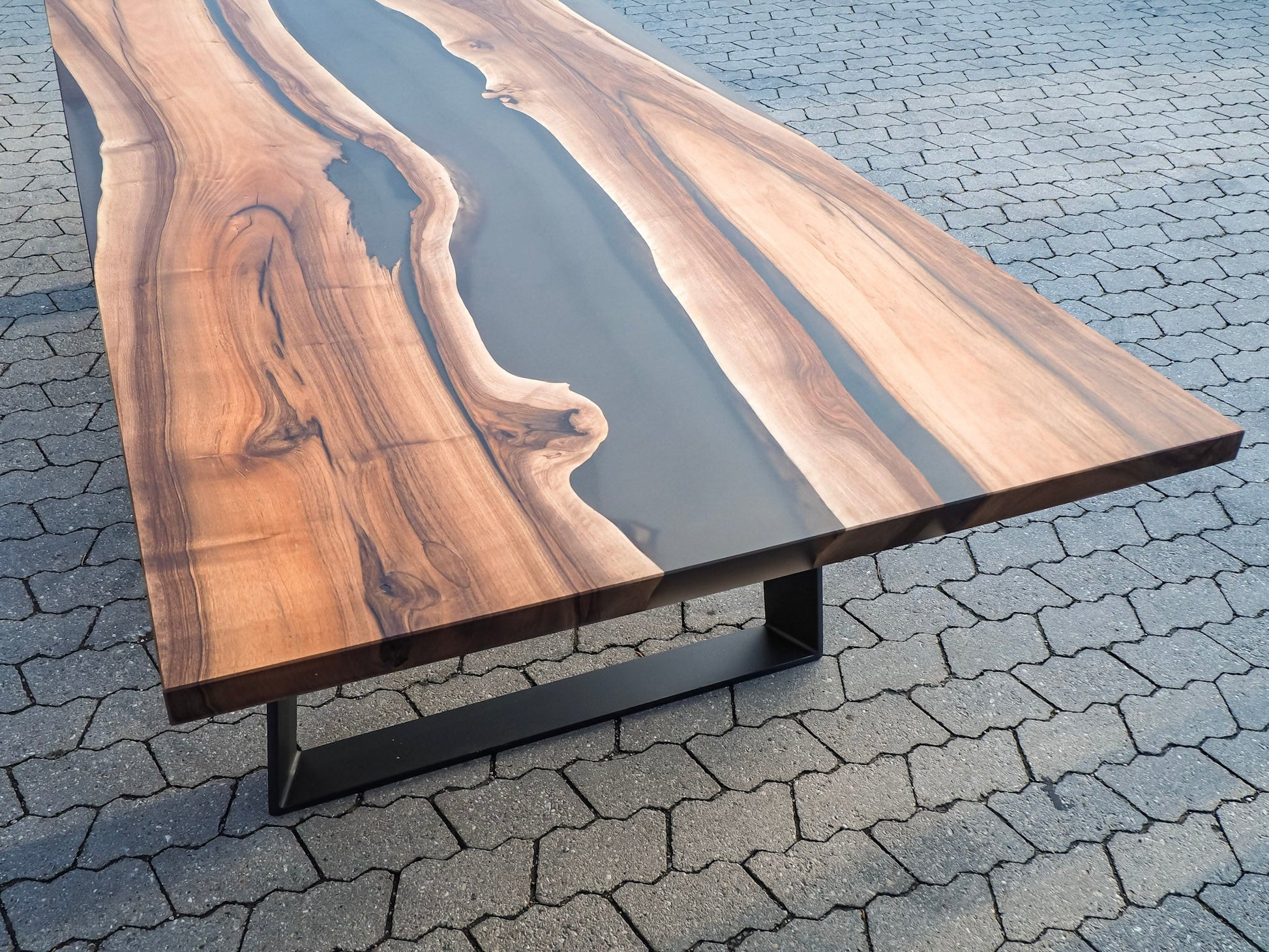GussHolz - Ihr individueller Esstisch / Couchtisch / Beistelltisch / Tisch aus MünchenEsstisch #Epoxidharztisch# #Rivertable# #Tisch# #München#