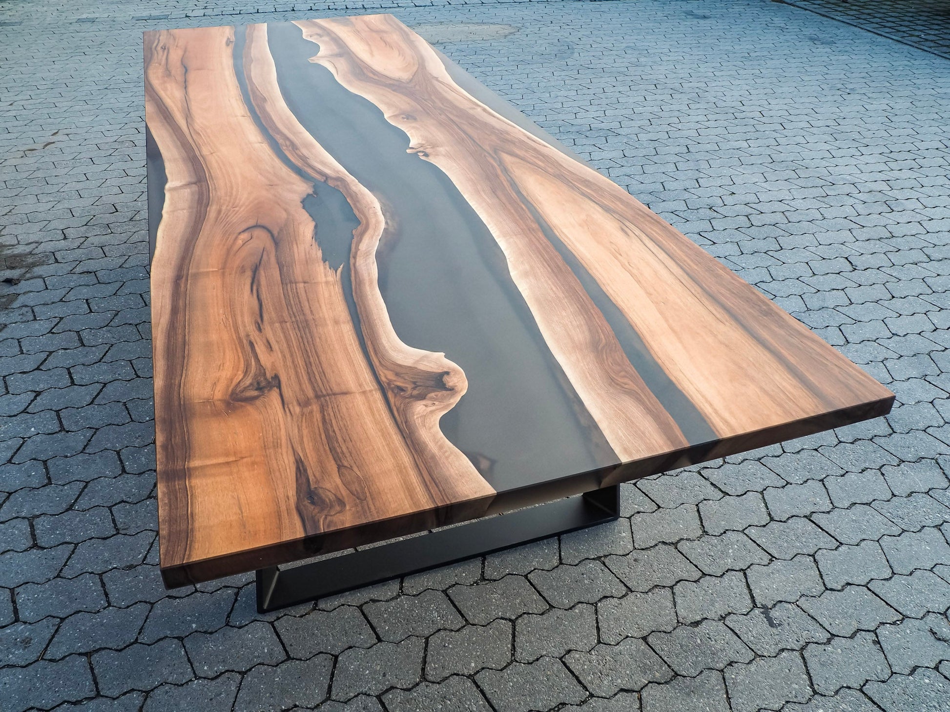 GussHolz - Ihr individueller Esstisch / Couchtisch / Beistelltisch / Tisch aus MünchenEsstisch #Epoxidharztisch# #Rivertable# #Tisch# #München#