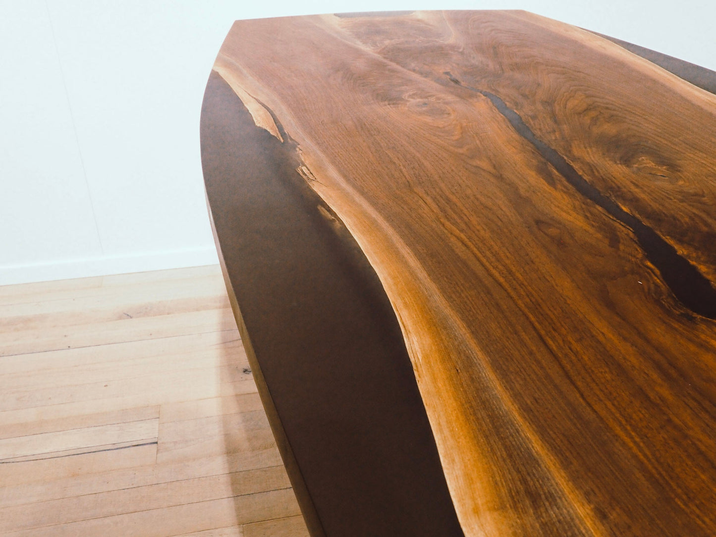 GussHolz - Ihr individueller Esstisch / Couchtisch / Beistelltisch / Tisch aus MünchenEsstisch #Epoxidharztisch# #Rivertable# #Tisch# #München#