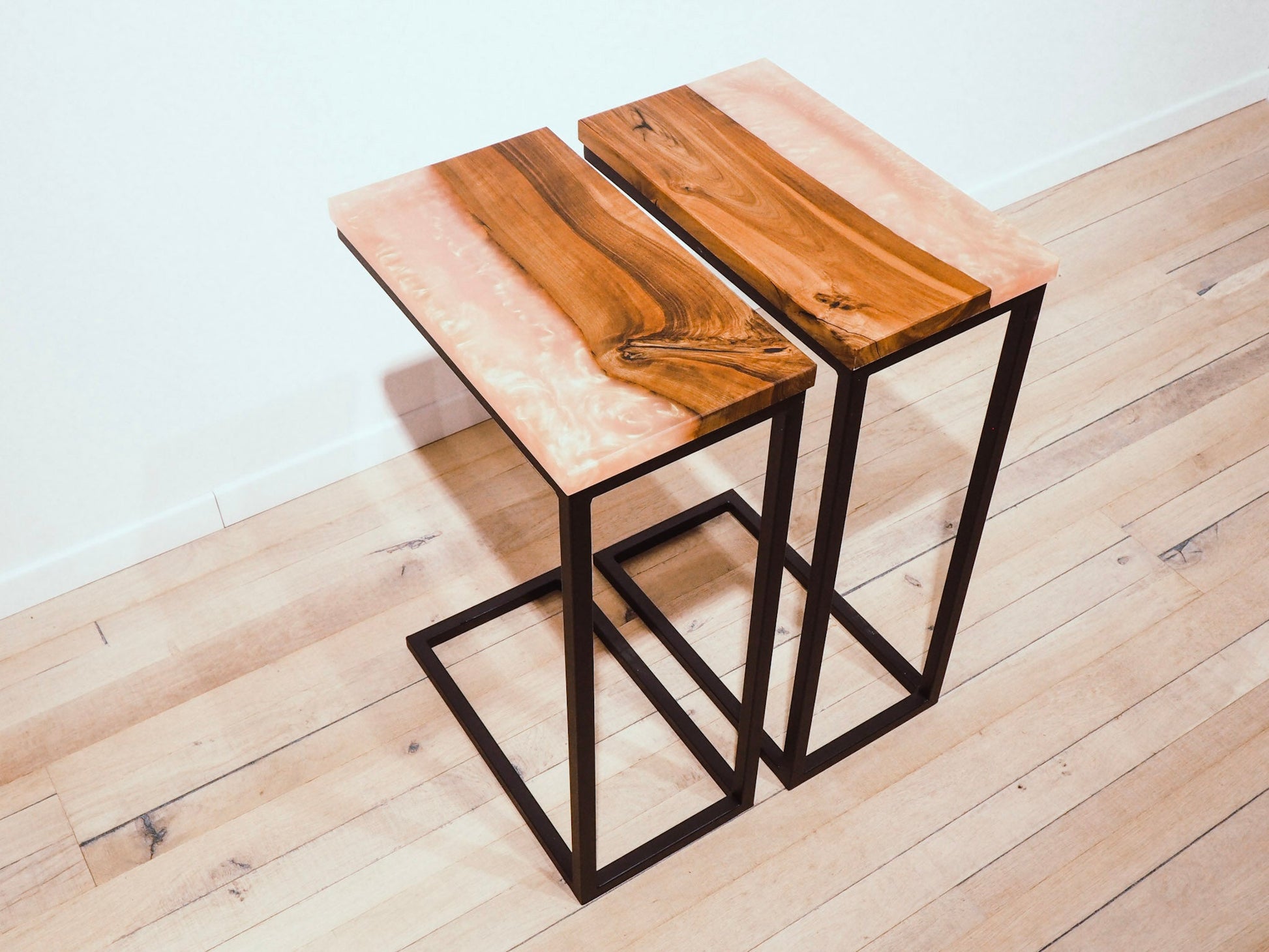 GussHolz - Ihr individueller Esstisch / Couchtisch / Beistelltisch / Tisch aus MünchenBeistelltisch #Epoxidharztisch# #Rivertable# #Tisch# #München#