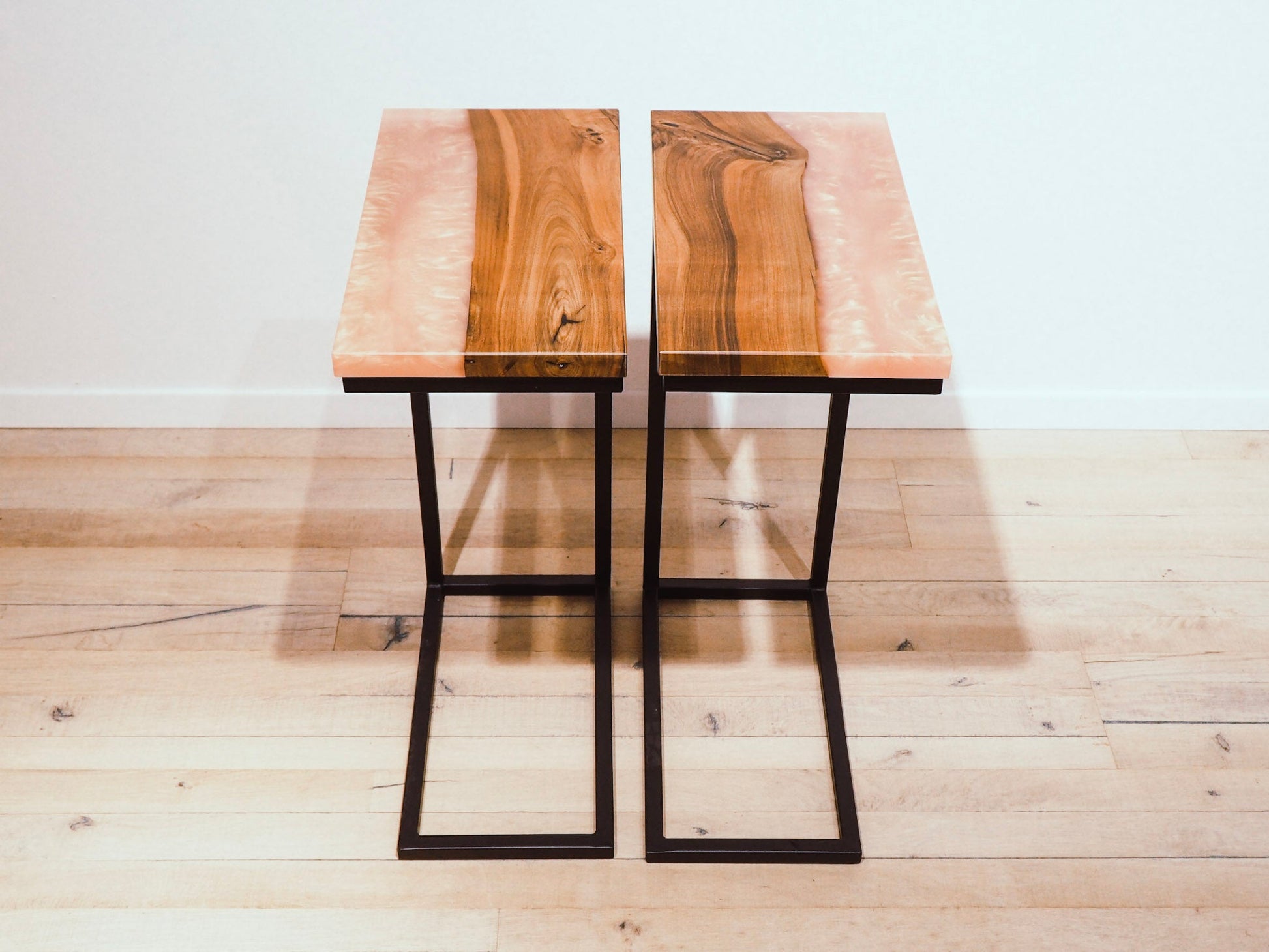 GussHolz - Ihr individueller Esstisch / Couchtisch / Beistelltisch / Tisch aus MünchenBeistelltisch #Epoxidharztisch# #Rivertable# #Tisch# #München#
