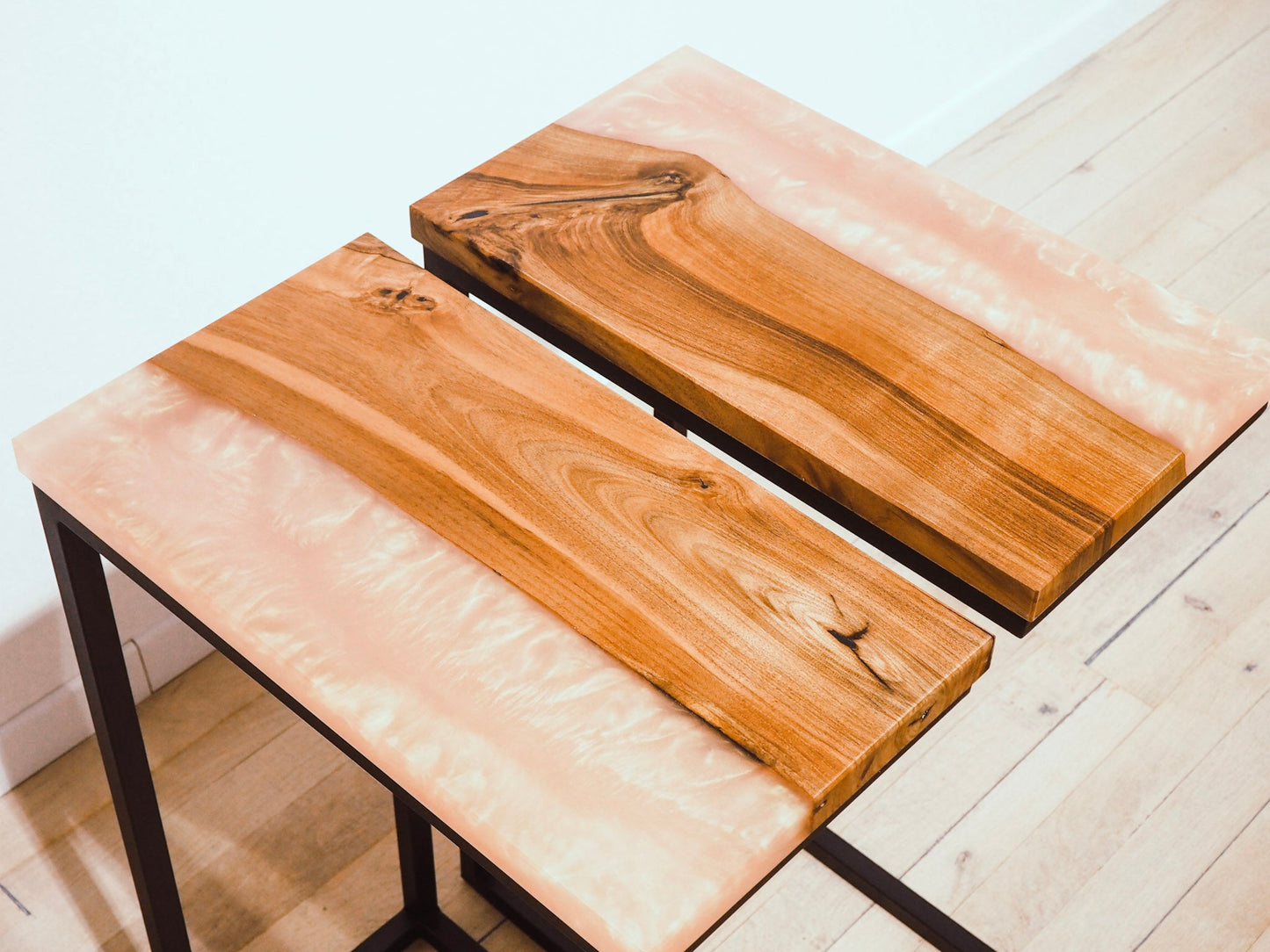 GussHolz - Ihr individueller Esstisch / Couchtisch / Beistelltisch / Tisch aus MünchenBeistelltisch #Epoxidharztisch# #Rivertable# #Tisch# #München#