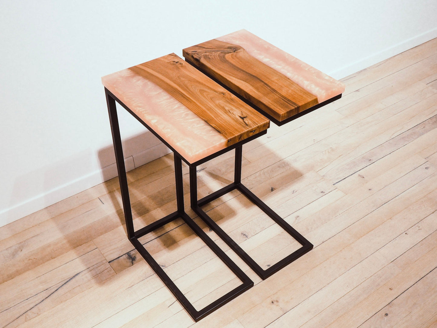 GussHolz - Ihr individueller Esstisch / Couchtisch / Beistelltisch / Tisch aus MünchenBeistelltisch #Epoxidharztisch# #Rivertable# #Tisch# #München#