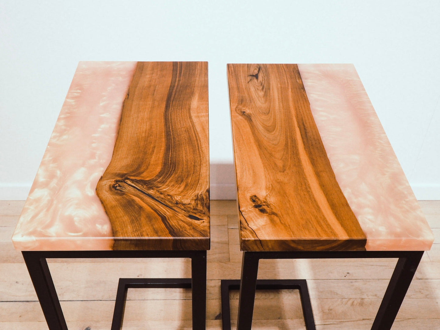GussHolz - Ihr individueller Esstisch / Couchtisch / Beistelltisch / Tisch aus MünchenBeistelltisch #Epoxidharztisch# #Rivertable# #Tisch# #München#