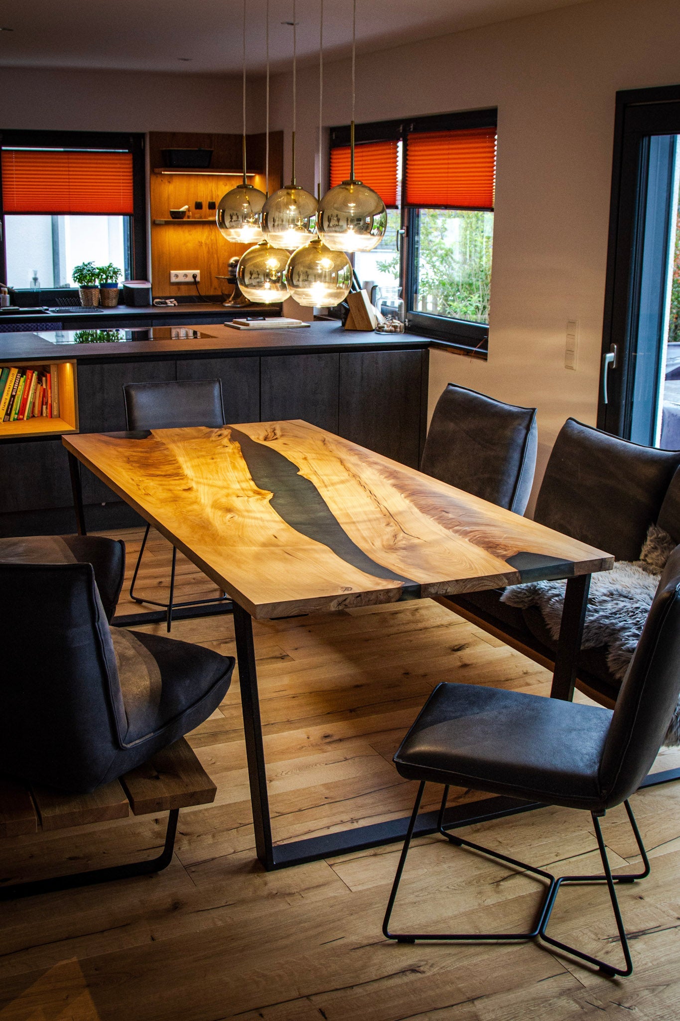 GussHolz - Ihr individueller Esstisch / Couchtisch / Beistelltisch / Tisch aus MünchenEsstisch #Epoxidharztisch# #Rivertable# #Tisch# #München#