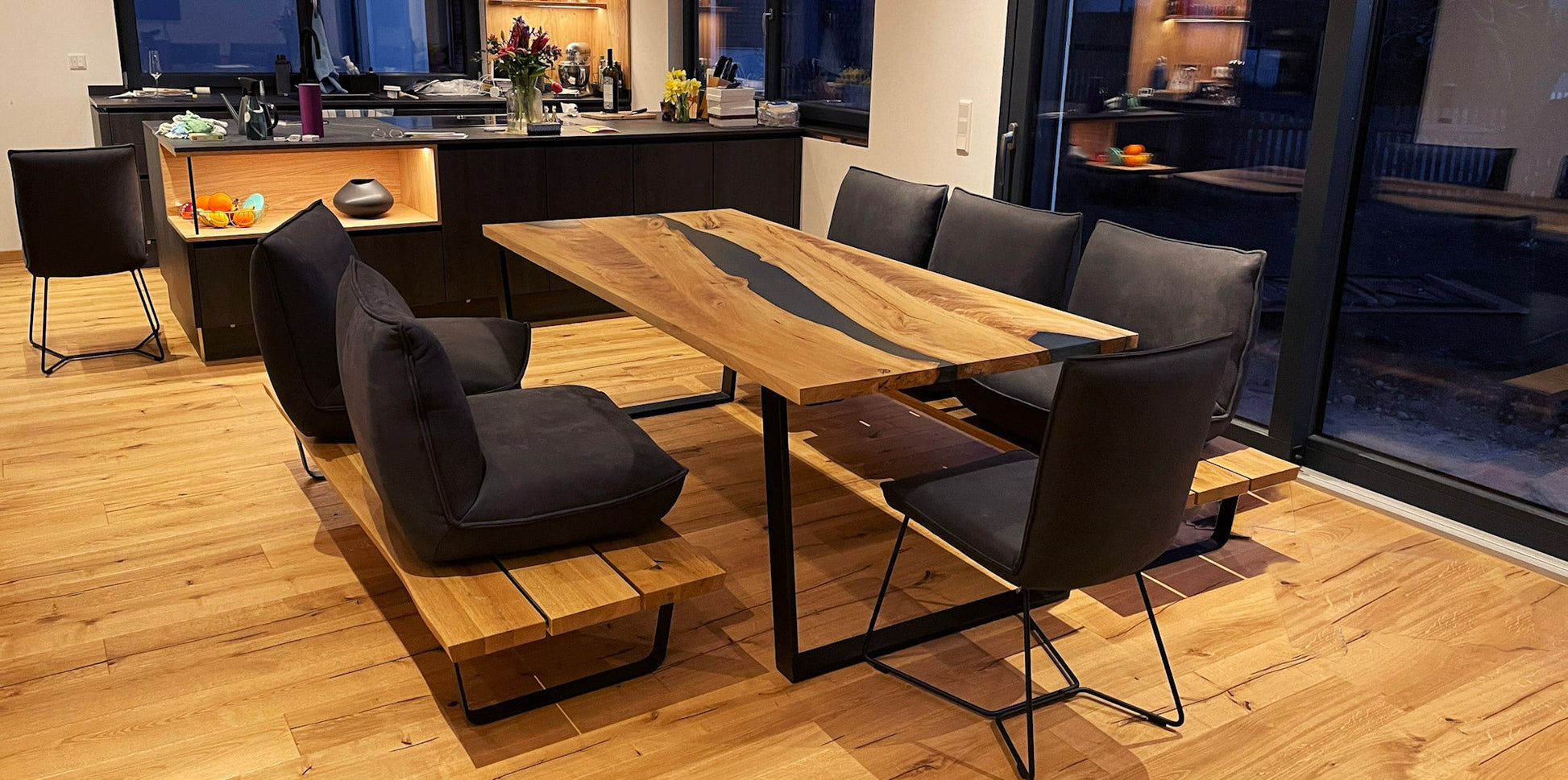 GussHolz - Ihr individueller Esstisch / Couchtisch / Beistelltisch / Tisch aus MünchenEsstisch #Epoxidharztisch# #Rivertable# #Tisch# #München#