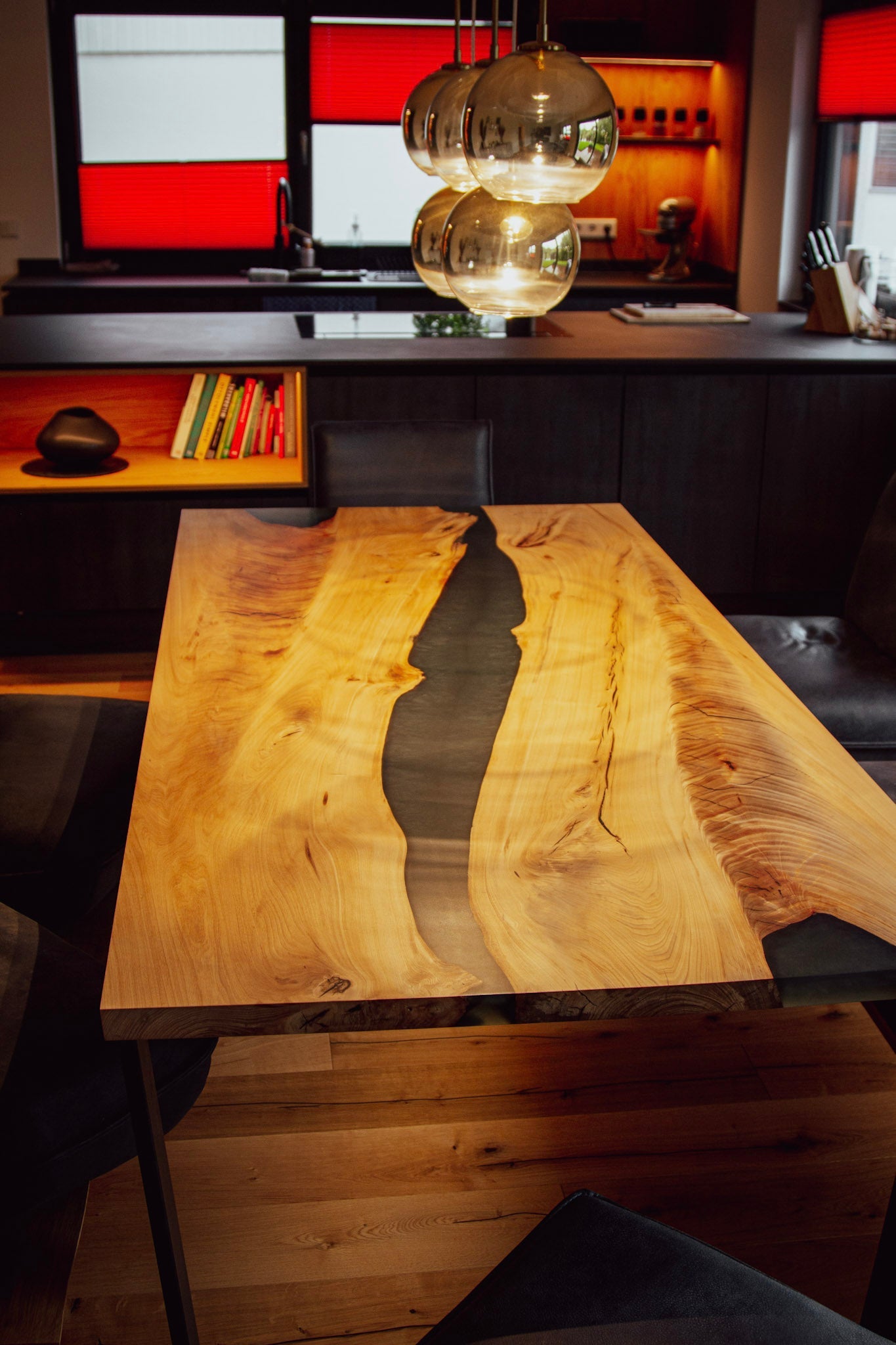 GussHolz - Ihr individueller Esstisch / Couchtisch / Beistelltisch / Tisch aus MünchenEsstisch #Epoxidharztisch# #Rivertable# #Tisch# #München#