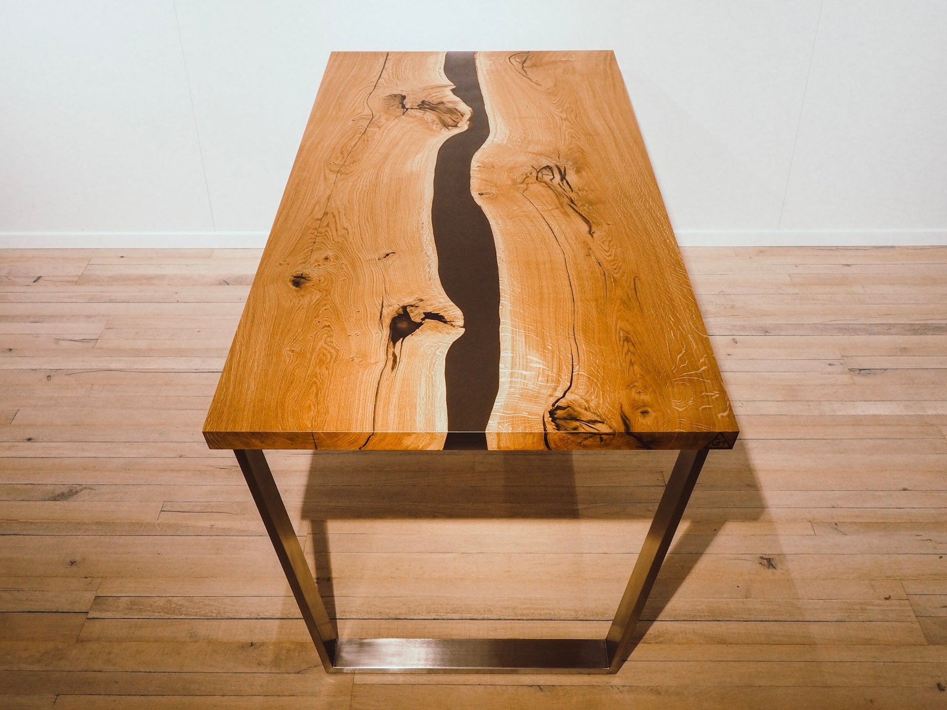 GussHolz - Ihr individueller Esstisch / Couchtisch / Beistelltisch / Tisch aus MünchenEsstisch #Epoxidharztisch# #Rivertable# #Tisch# #München#
