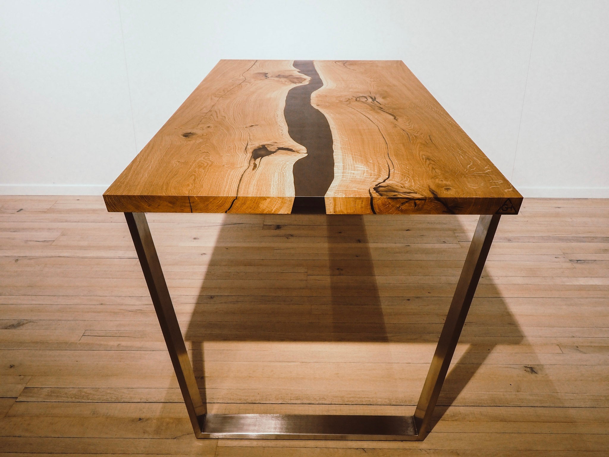 GussHolz - Ihr individueller Esstisch / Couchtisch / Beistelltisch / Tisch aus MünchenEsstisch #Epoxidharztisch# #Rivertable# #Tisch# #München#