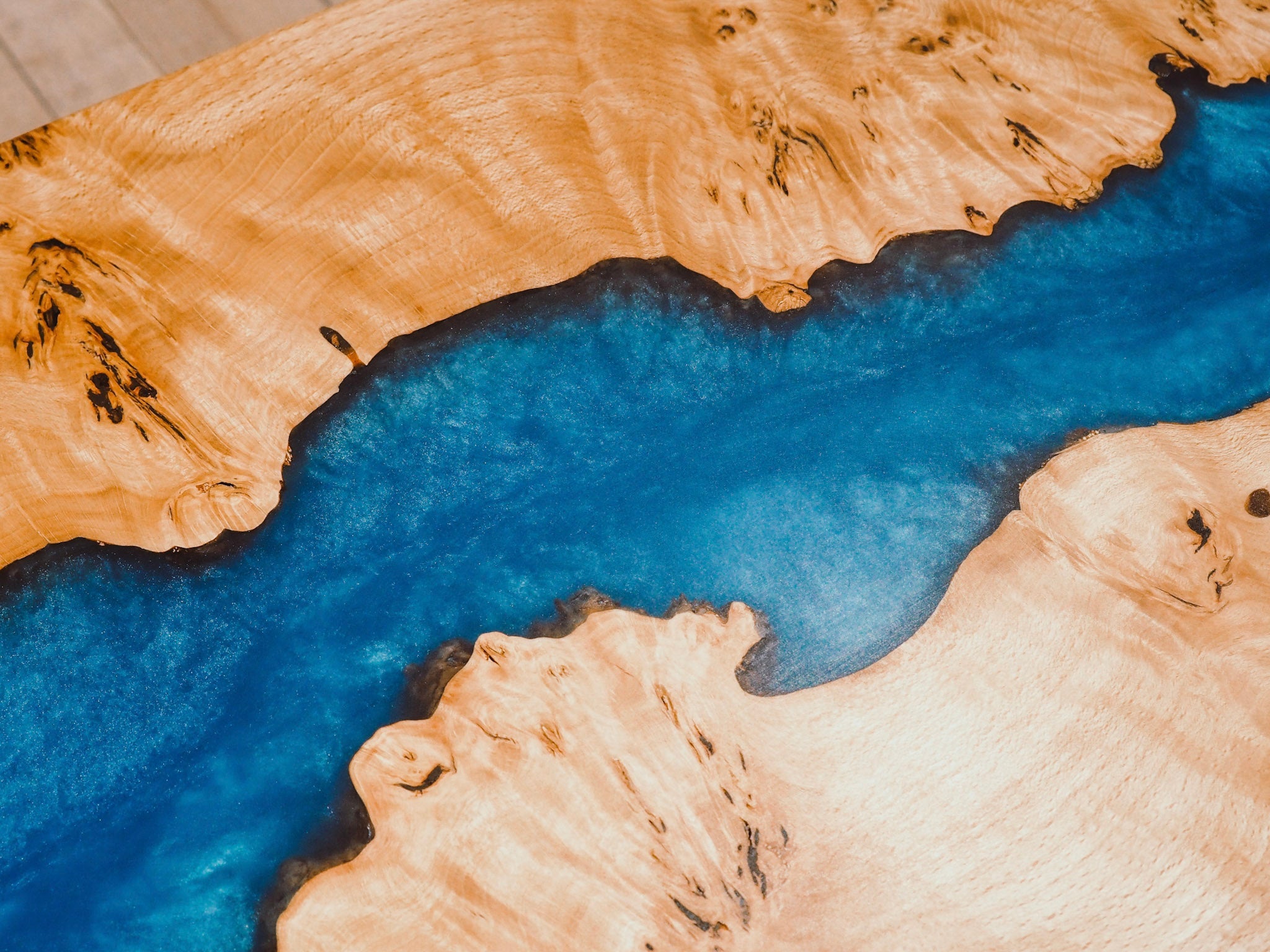 GussHolz - Ihr individueller Esstisch / Couchtisch / Beistelltisch / Tisch aus MünchenEsstisch #Epoxidharztisch# #Rivertable# #Tisch# #München#